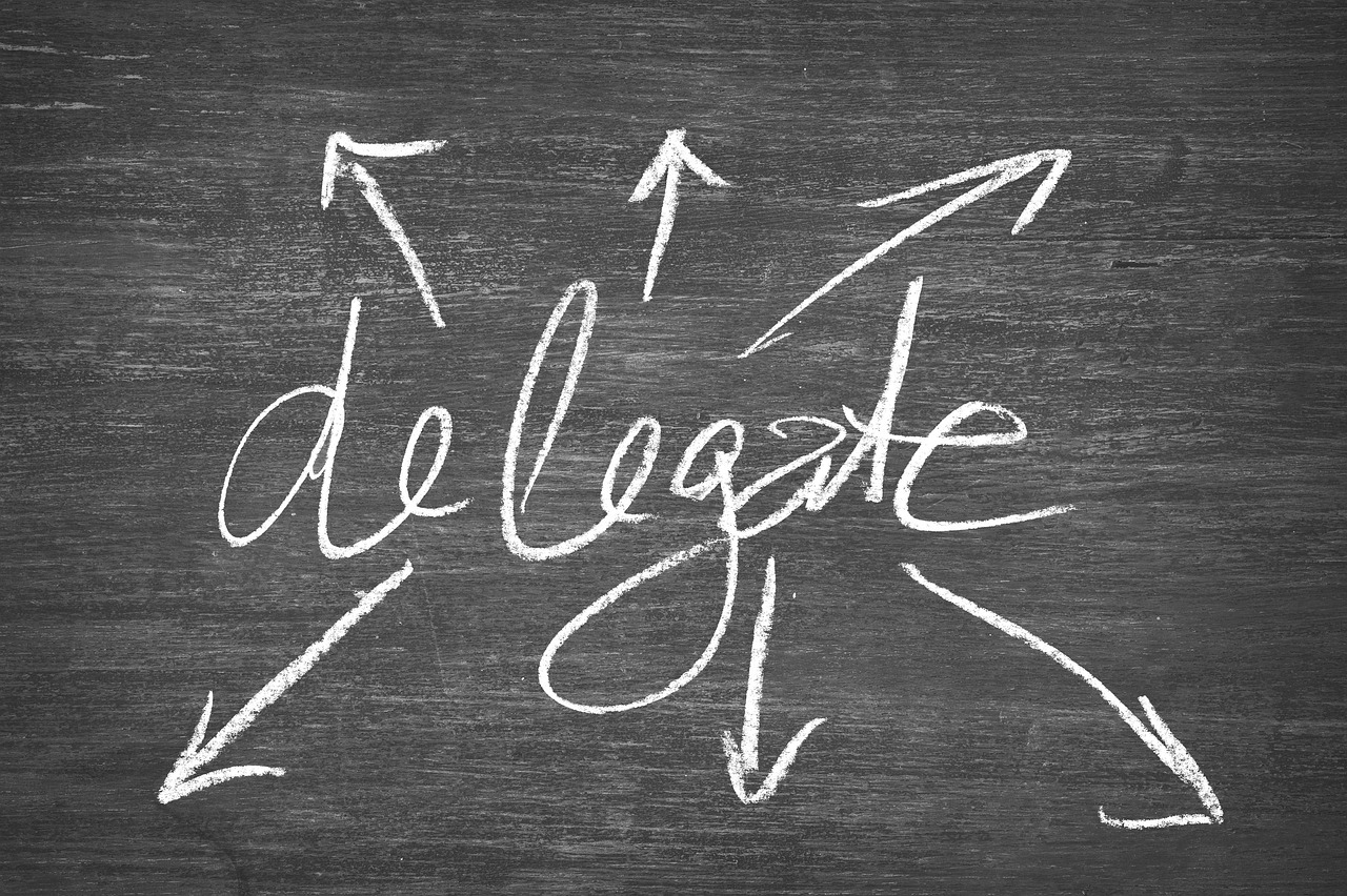 découvrez la délégation, un processus clé pour répartir les responsabilités, renforcer la confiance et améliorer l'efficacité au sein des équipes professionnelles ou personnelles.