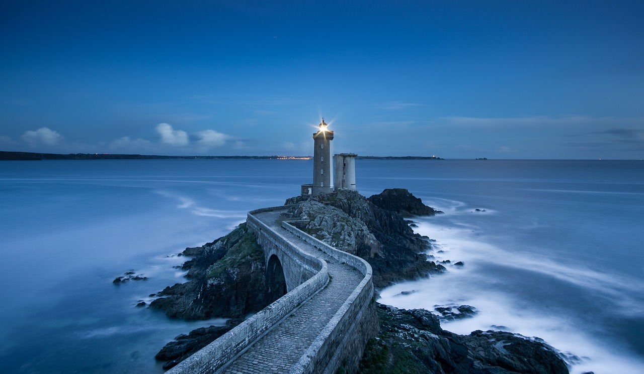 découvrez la stratégie blue ocean, une approche innovante pour créer de nouveaux marchés, rendre la concurrence sans importance et stimuler la croissance de votre entreprise. apprenez à sortir des marchés saturés grâce à des exemples et des méthodes éprouvées.